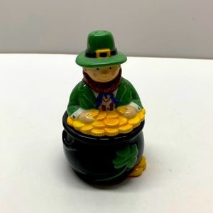 Ganz Leprechaun and pit of gold salt and pepper shakers